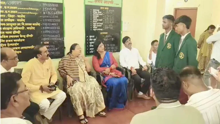 Balod Eklavya School News: छात्र की मौत के मामले में कांग्रेस की जांच टीम पहुंची स्कूल, बच्चों से की पूछताछ