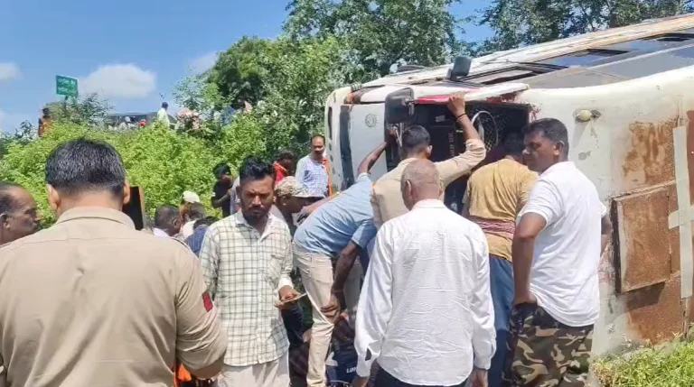 Balod Bus Accident News: करहीभदर के पास यात्रियों से भरी बस पलटी, एक युवक की मौत, 20 से ज्यादा घायल