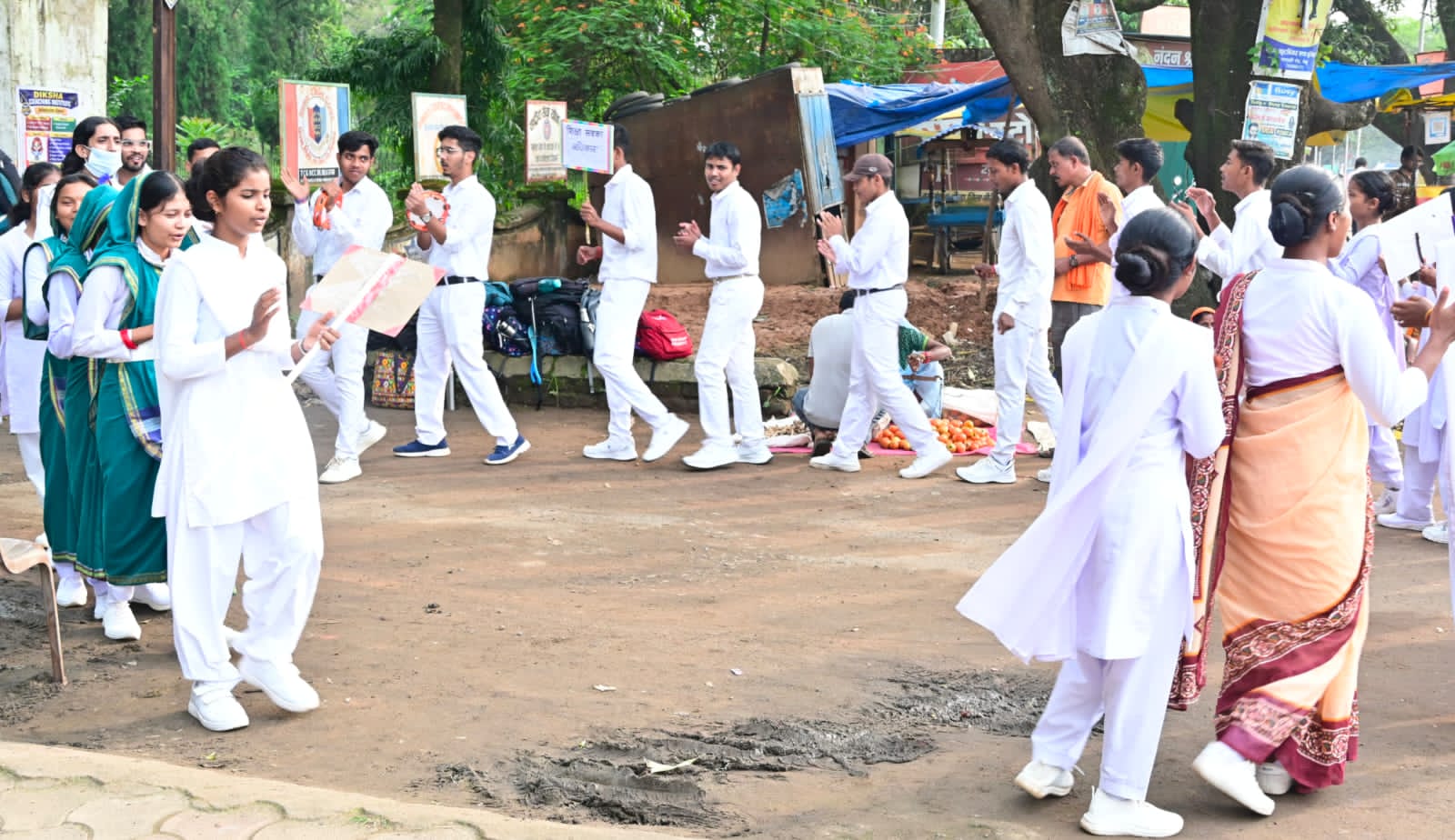 Pendra Seva Sankalp News: नुक्कड़ नाटक और रंगोली से विद्यार्थियों ने दिया स्वच्छता, सेवा और राष्ट्र निर्माण का संदेश