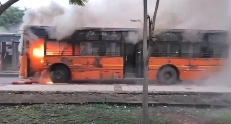 Nava Raipur Bus Fire: मंत्रालय कर्मचारियों को ले जा रही बस में लगी भीषण आग, देखते ही देखते जलकर हुई खाक