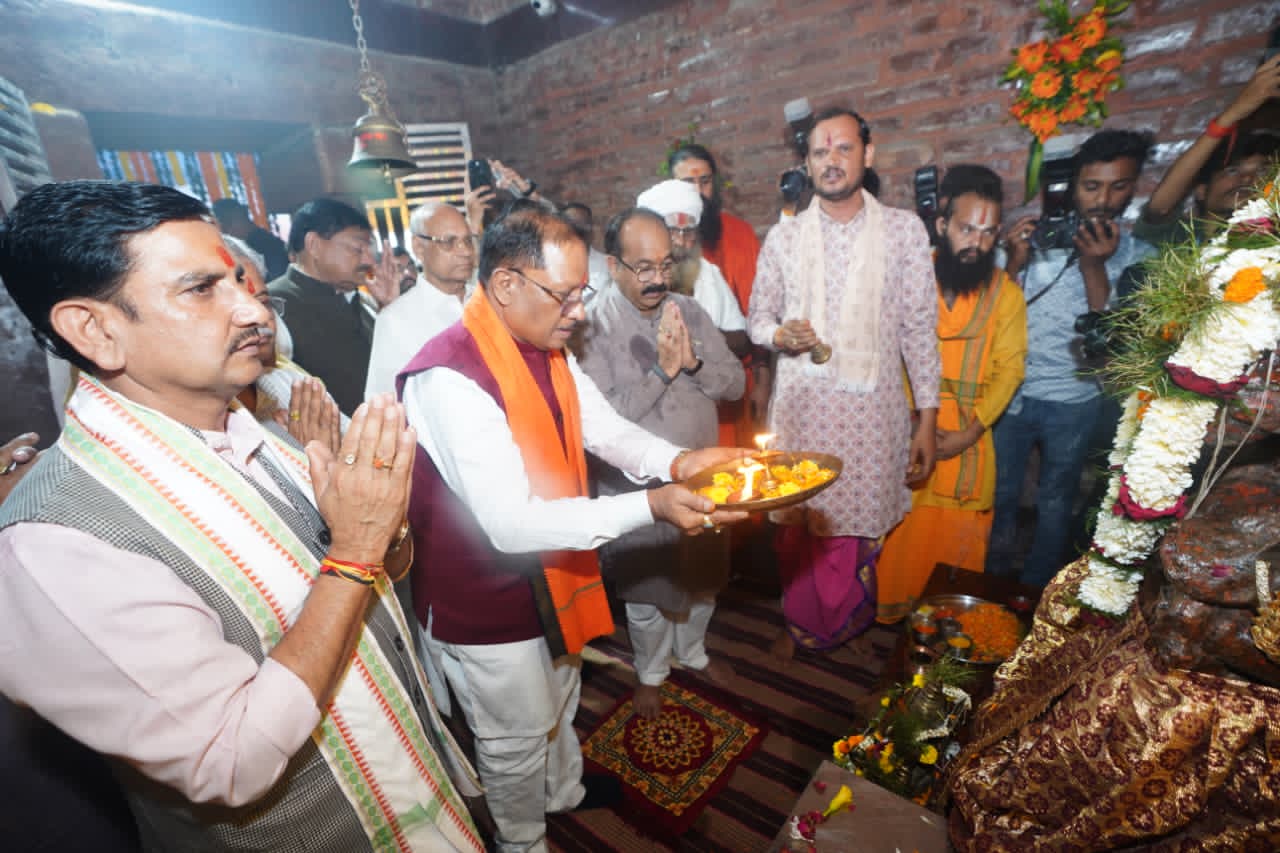 Madku Temple Visit: मदकूद्वीप के प्राचीन मंदिरों में मुख्यमंत्री साय ने की पूजा, कन्या पूजन कर मांगी प्रदेश की खुशहाली