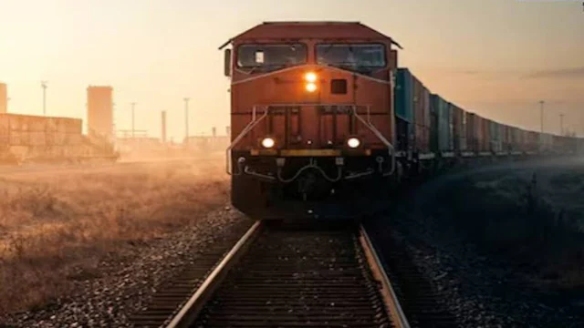 Chhattisgarh Train Alert: भारी बारिश और ट्रैक धंसने से कई ट्रेनें प्रभावित, यात्रा से पहले चेक करें स्थिति