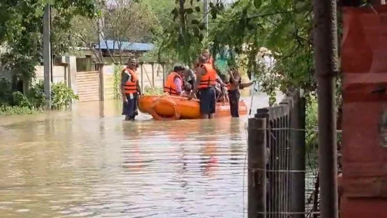Flood Rescue: बाढ़ प्रभावित इलाकों में NDRF-SDRF का रेस्क्यू जारी, 239 लोगों को सुरक्षित निकाला