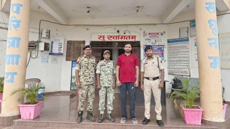 Bijapur Crime: नाबालिग छात्रा से छेड़छाड़ के आरोप में कंप्यूटर शिक्षक राजस्थान से गिरफ्तार