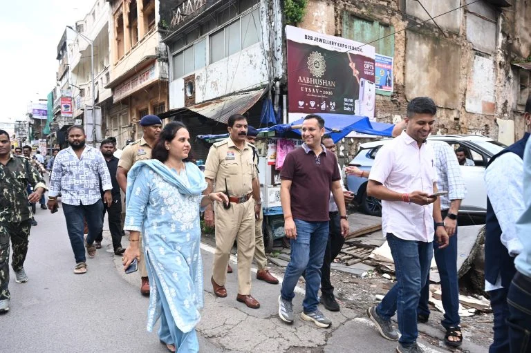 Ganesh Visarjan Safety: सदर बाजार में जर्जर भवनों का निरीक्षण, महापौर ने 3 दिन भवन बंद रखने की अपील