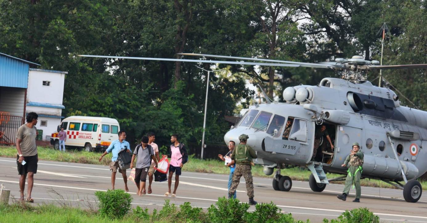 Bijapur Flood Rescue: इंद्रावती पार माड़ में फंसे 6 कर्मचारी एयरलिफ्ट, जिला अस्पताल में जांच के बाद सभी स्वस्थ