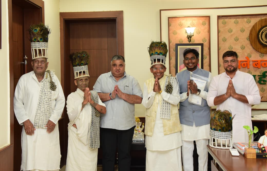 Chhattisgarh Culture: रामनामी समुदाय से मिले मंत्री राजेश अग्रवाल, ‘राम-नामी’ डॉक्यूमेंट्री को राष्ट्रीय सम्मान पर दी बधाई