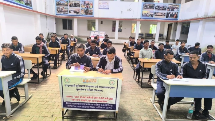 Chhattisgarh Literacy Mission: बंदूक छोड़ कलम थाम रहे पूर्व माओवादी, 1.70 लाख शिक्षार्थियों ने दी उल्लास परीक्षा