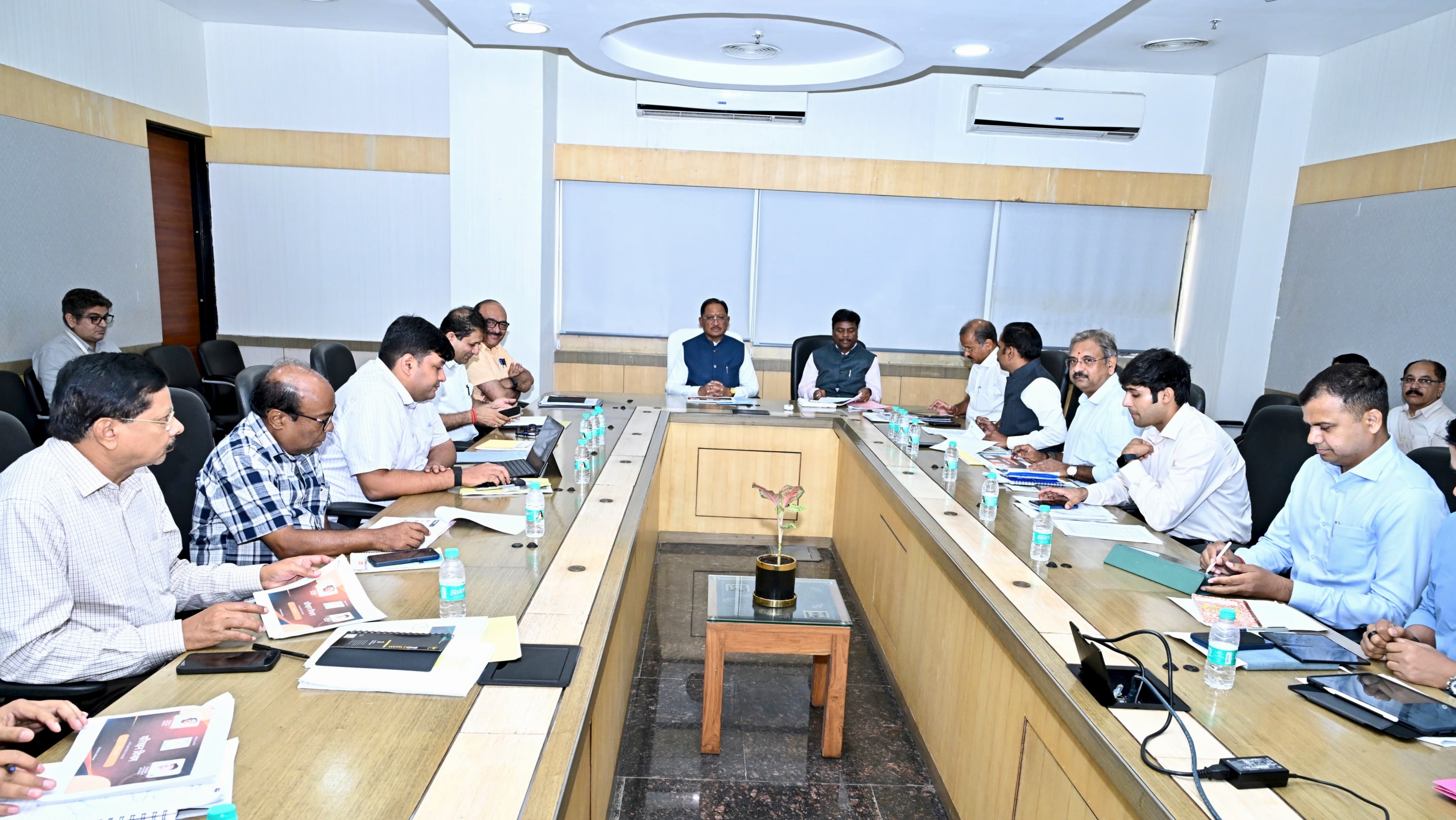 Road Safety Meeting: CM साय ने परिवहन विभाग की समीक्षा की, दुर्घटनाओं पर रोक के लिए मिशन मोड में काम करने के निर्देश