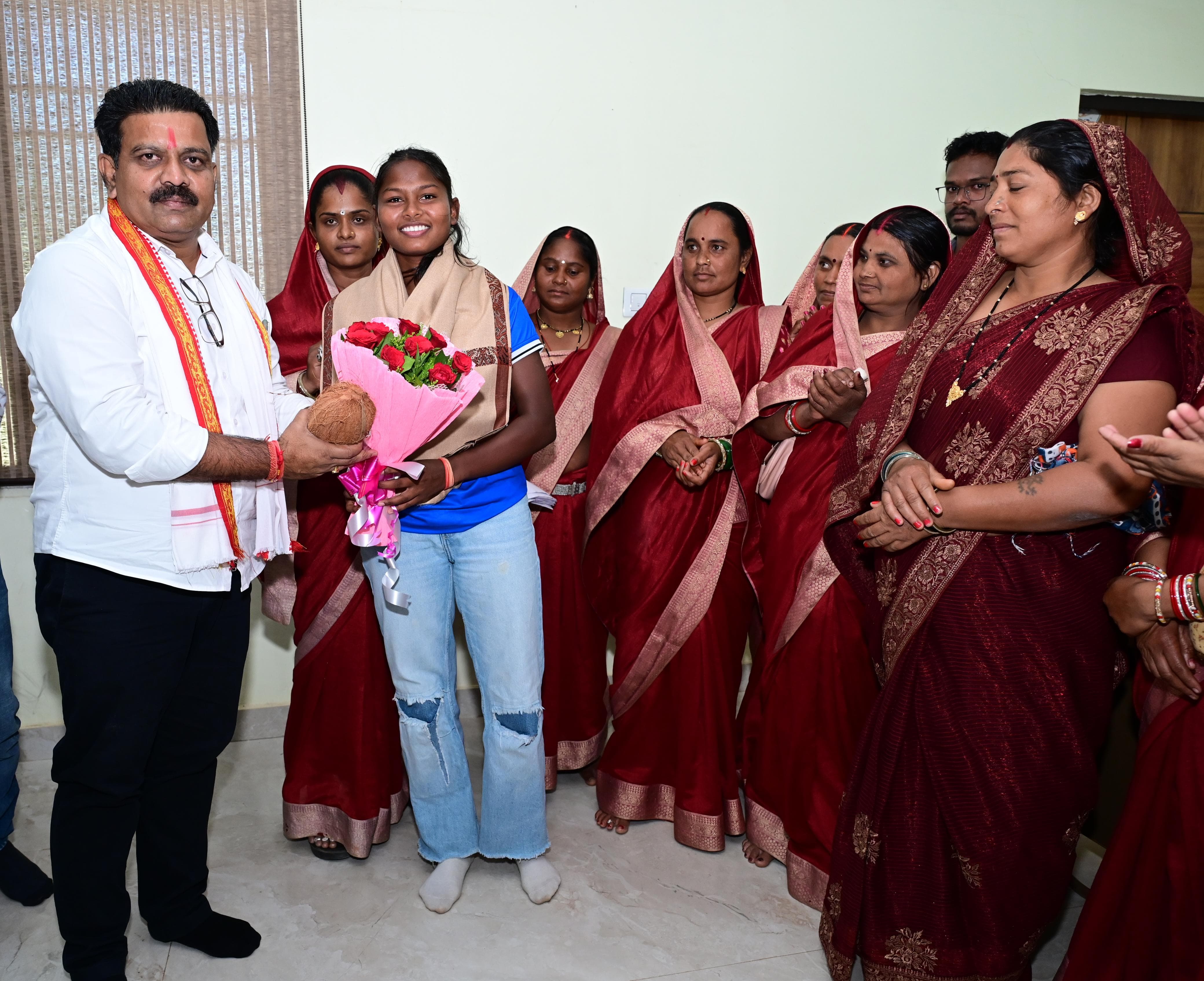Kawardha Hockey News: एशिया कप विजेता गीता यादव से मिले विजय शर्मा, अंतरराष्ट्रीय सफलता पर दी बधाई