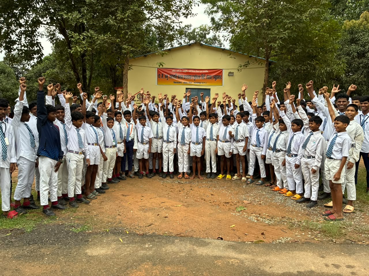 Abujhmarh Education News: 15 साल पुराने सुरक्षा कैंप में अब गूंज रही पढ़ाई की आवाज, आदिवासी बच्चों के लिए बना छात्रावास