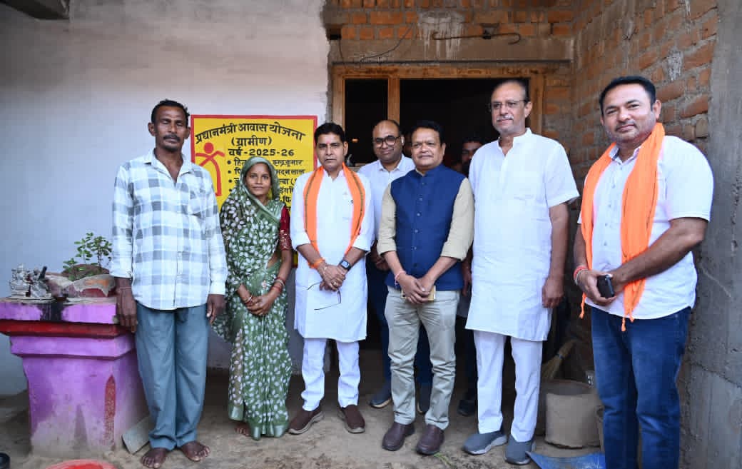 Mohla-Manpur Ground Report: योजनाओं से बदली ग्रामीण परिवार की जिंदगी, राजस्व मंत्री टंक राम वर्मा ने जाना जमीनी असर