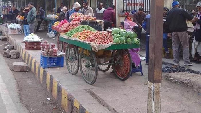 Raipur Footpath Crisis: 99 हजार से ज्यादा लोग रोज पैदल सफर को मजबूर, सड़क पर सुरक्षा का सवाल