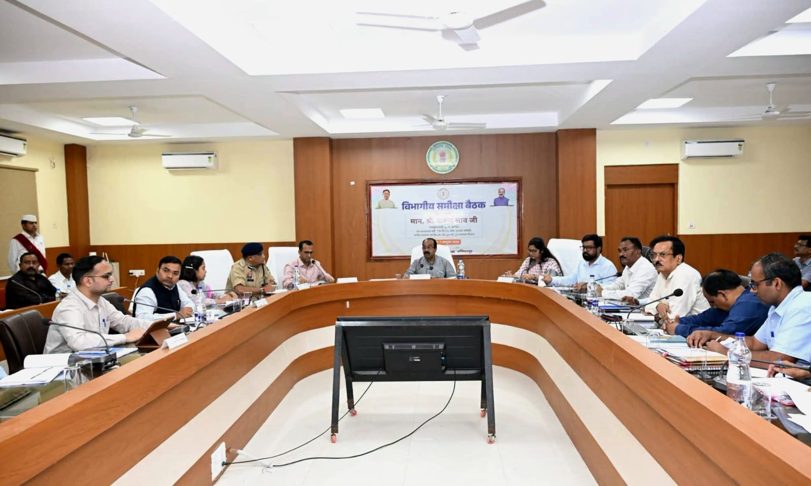 Ambikapur Development Review: डिप्टी CM अरुण साव ने सरगुजा-सूरजपुर के विकास कार्यों की समीक्षा की, त्योहारों से पहले सड़कें दुरुस्त करने के निर्देश
