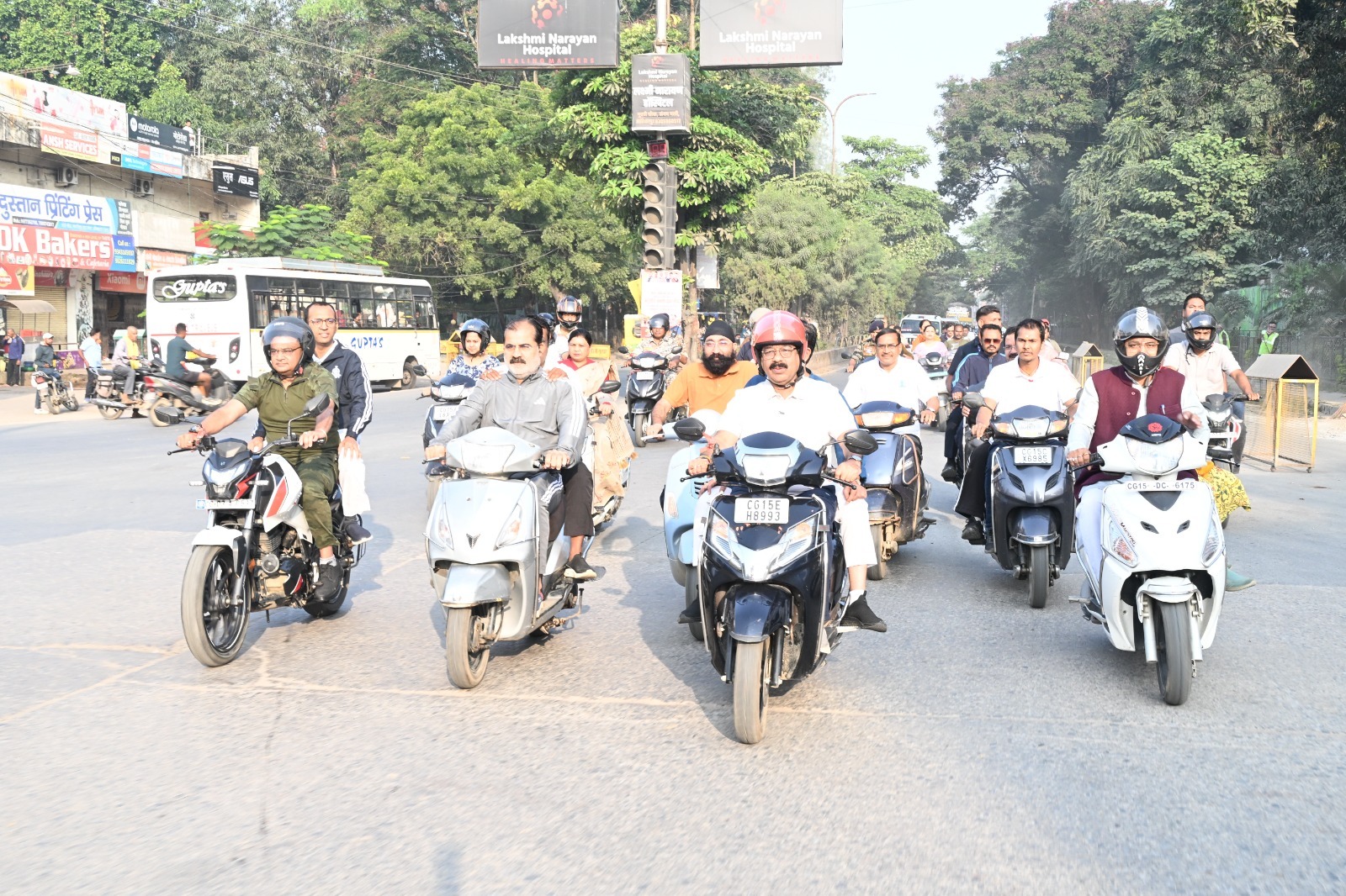 Ambikapur Cleanliness Inspection: स्कूटी से शहर का जायजा लेने निकले डिप्टी CM अरुण साव, सफाई और निर्माण कार्यों में तेजी के निर्देश