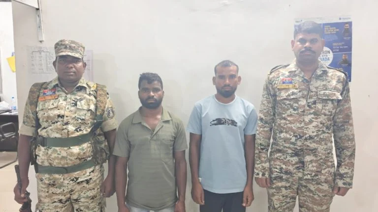 Bijapur Naxal Leaflet Case: नक्सली पर्चे फेंककर दहशत फैलाने का आरोप, जमीन विवाद के बाद दो गिरफ्तार