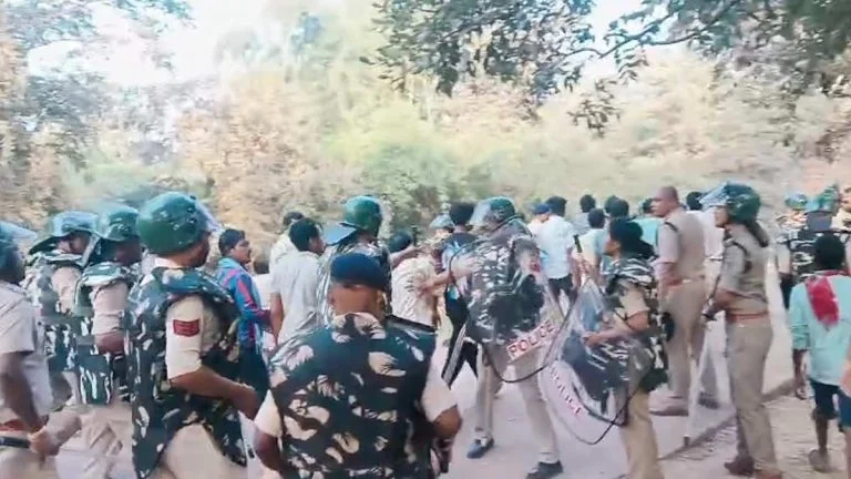 Balod Water Crisis: पेयजल की मांग पर तीन दिन से प्रदर्शन कर रहे ग्रामीणों को पुलिस ने हटाया, गांव में नाराजगी