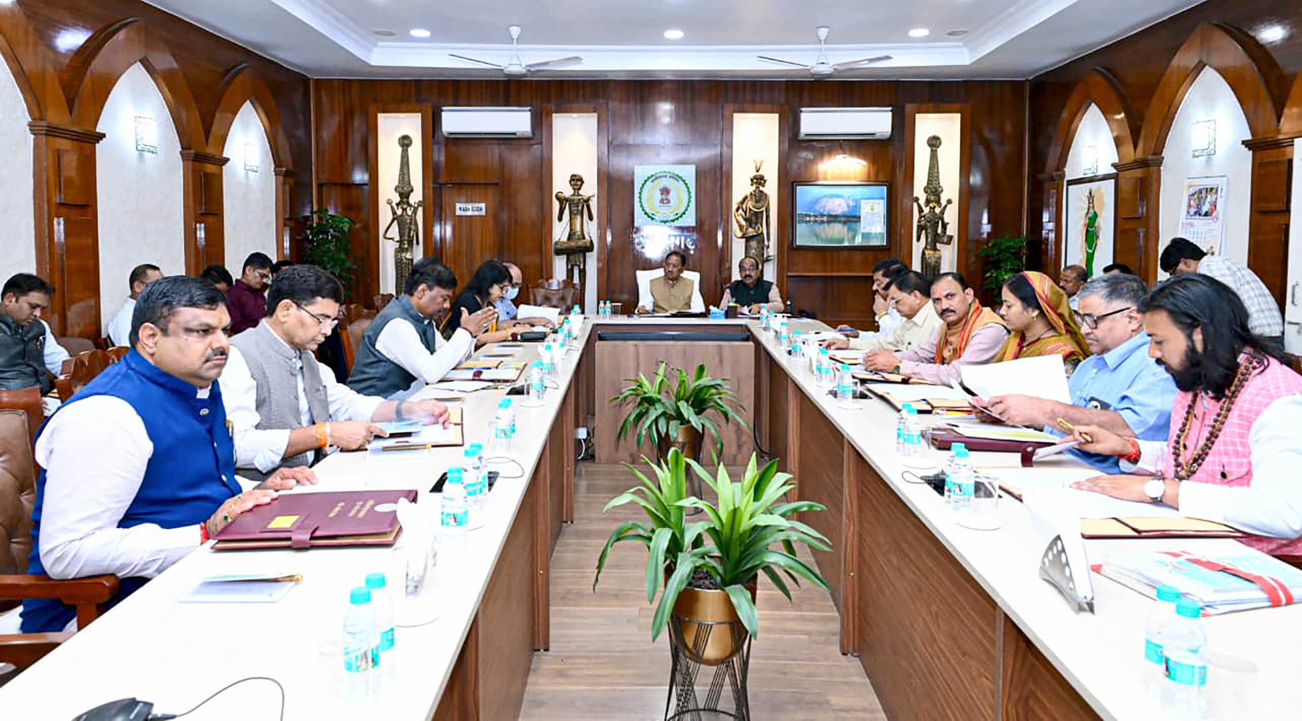 Chhattisgarh Cabinet News: पीएम मोदी के 25 साल के नेतृत्व पर मंत्रिपरिषद का अभिनंदन प्रस्ताव, पूर्व अग्निवीरों के लिए आरक्षक के 36 पदों पर भर्ती को मंजूरी