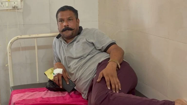 Crime News: अस्पताल के स्पेशल वार्ड में मोबाइल चलाता मिला दुष्कर्म का आरोपी, पुलिस की निगरानी पर उठे सवाल