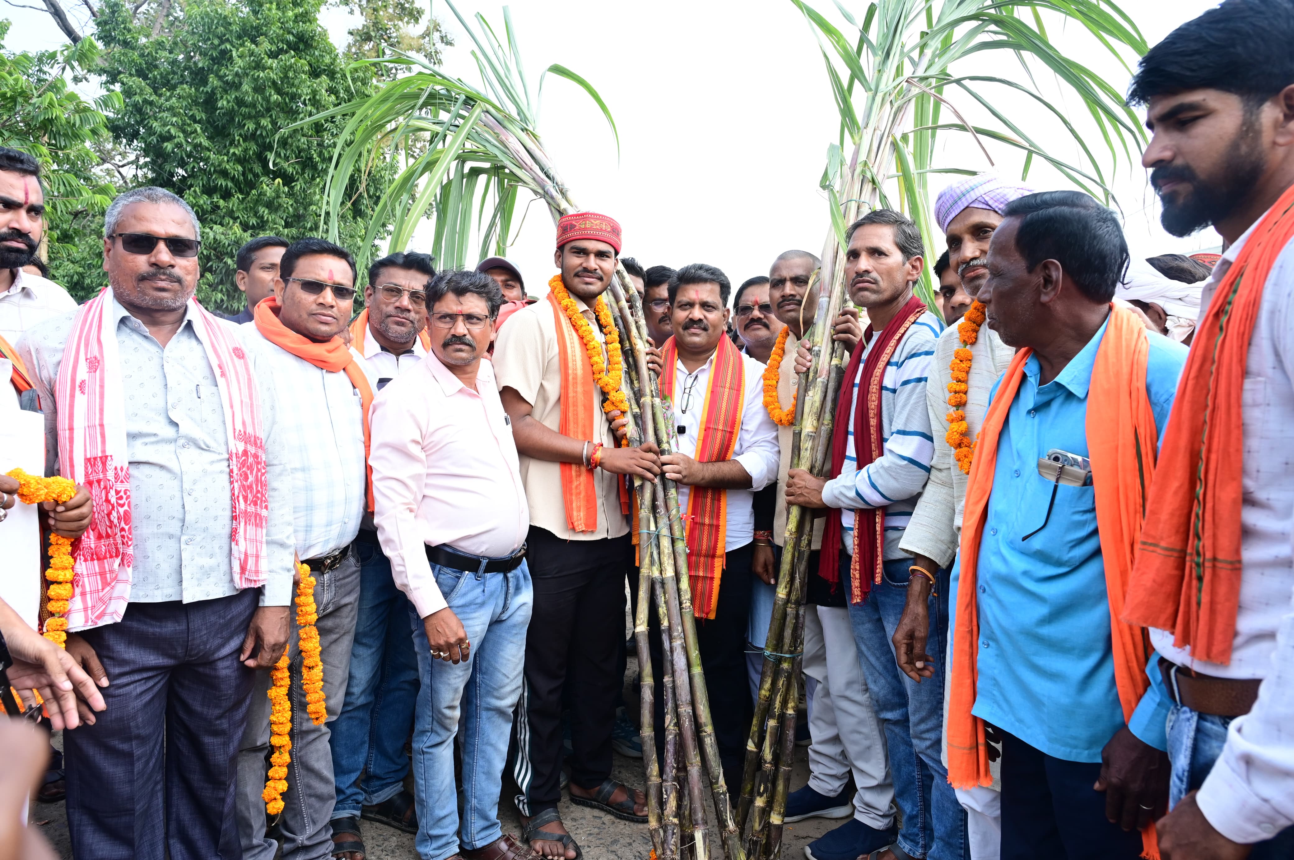 Sugarcane Price Chhattisgarh: गन्ने का मूल्य 425 रुपये प्रति क्विंटल होने पर किसानों में खुशी, विजय शर्मा को भेंट किया गन्ना