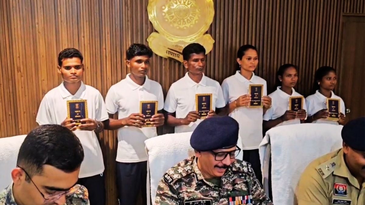 Bijapur Naxal Surrender News: बस्तर में नक्सल विरोधी अभियान को बड़ी सफलता, 35 लाख के इनामी 6 नक्सलियों ने डाले हथियार