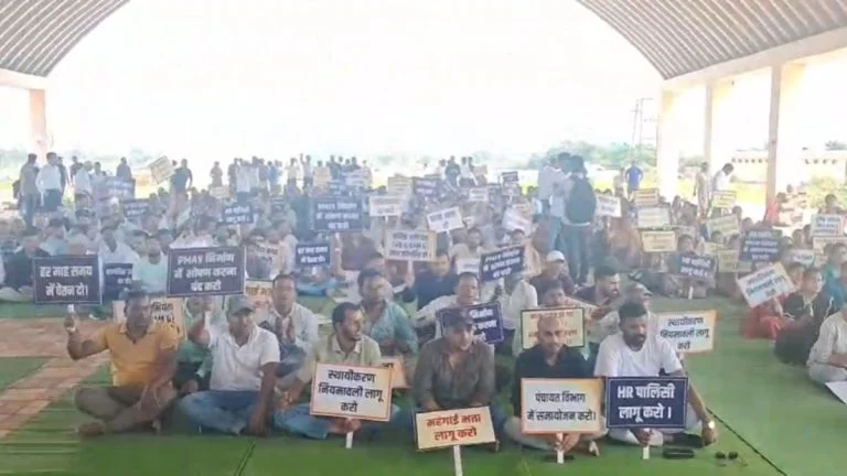 Raipur News: VB-G RAM G के तकनीकी सहायकों की राज्य स्तरीय हड़ताल, नियमितीकरण की मांग को लेकर प्रदर्शन