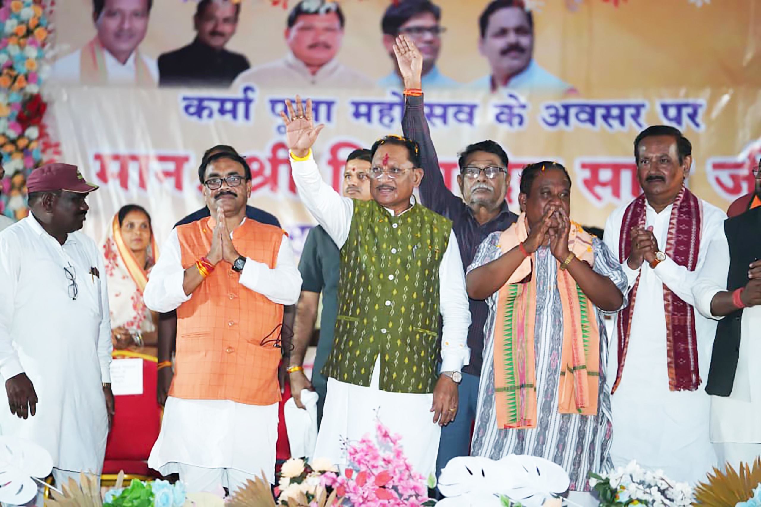 आदिवासी समाज का इतिहास गौरवशाली, मुख्यमंत्री विष्णु देव साय ने सारसमाल में कर्मा पूजा महोत्सव में किया पारंपरिक नृत्य