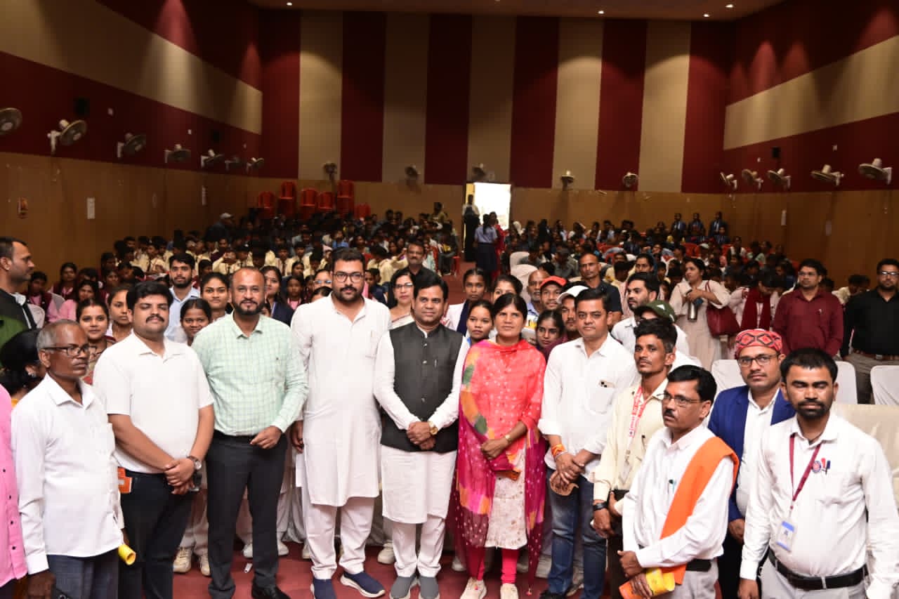 Durg Development Review: जवाबदेही और पारदर्शिता से विकास को गति देने के निर्देश, नशे के खिलाफ सख्ती पर जोर