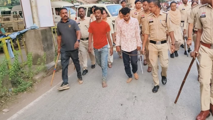 Cow Slaughter Case News: राजनांदगांव में गोवंश हत्या के आरोपियों का शहर में निकाला जुलूस, एक दिन पहले थाने का हुआ था घेराव