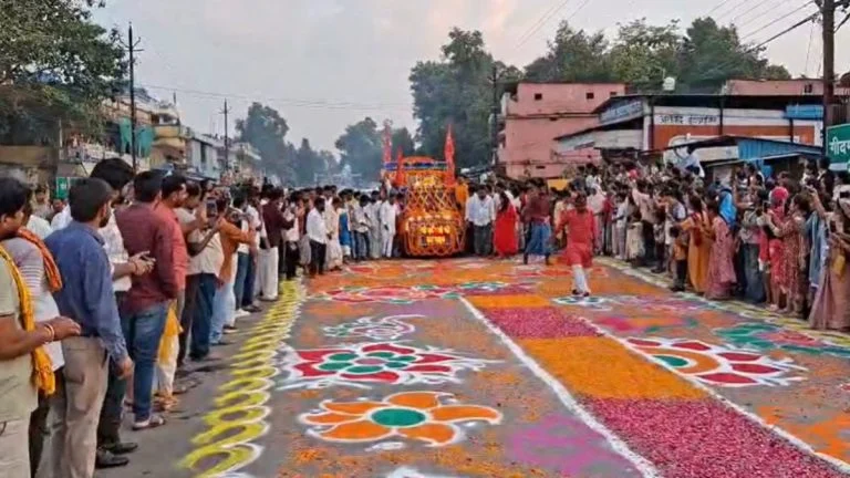 Bastar Dussehra Festival News: बस्तर दशहरा में शामिल होने मां दंतेश्वरी की डोली और राजछत्र दंतेवाड़ा से रवाना, दी गई भावभीनी विदाई