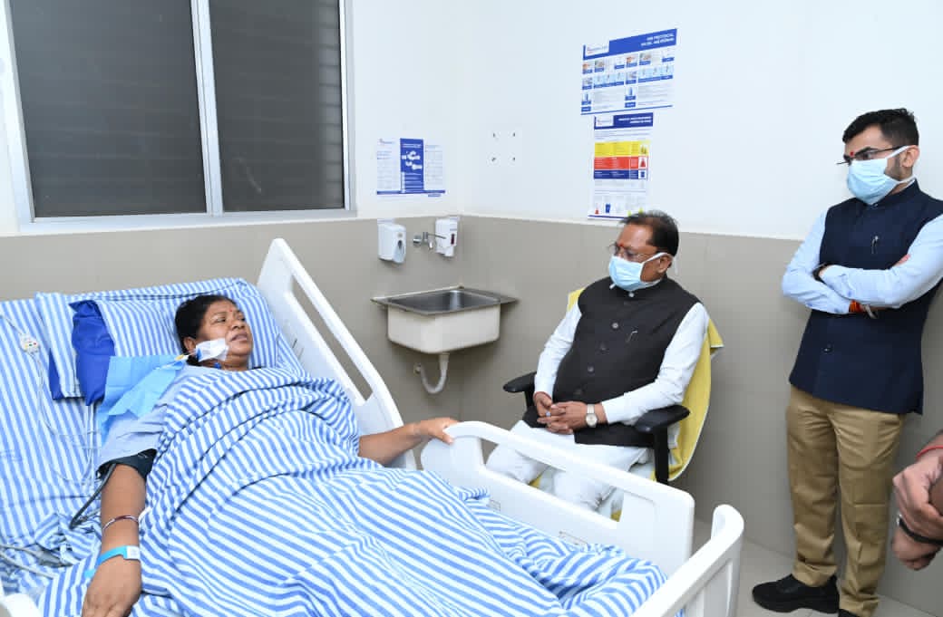 मुख्यमंत्री विष्णु देव साय ने अस्पताल पहुंचकर जशपुर विधायक रायमुनी भगत का जाना कुशलक्षेम, शीघ्र स्वास्थ्य लाभ की की कामना
