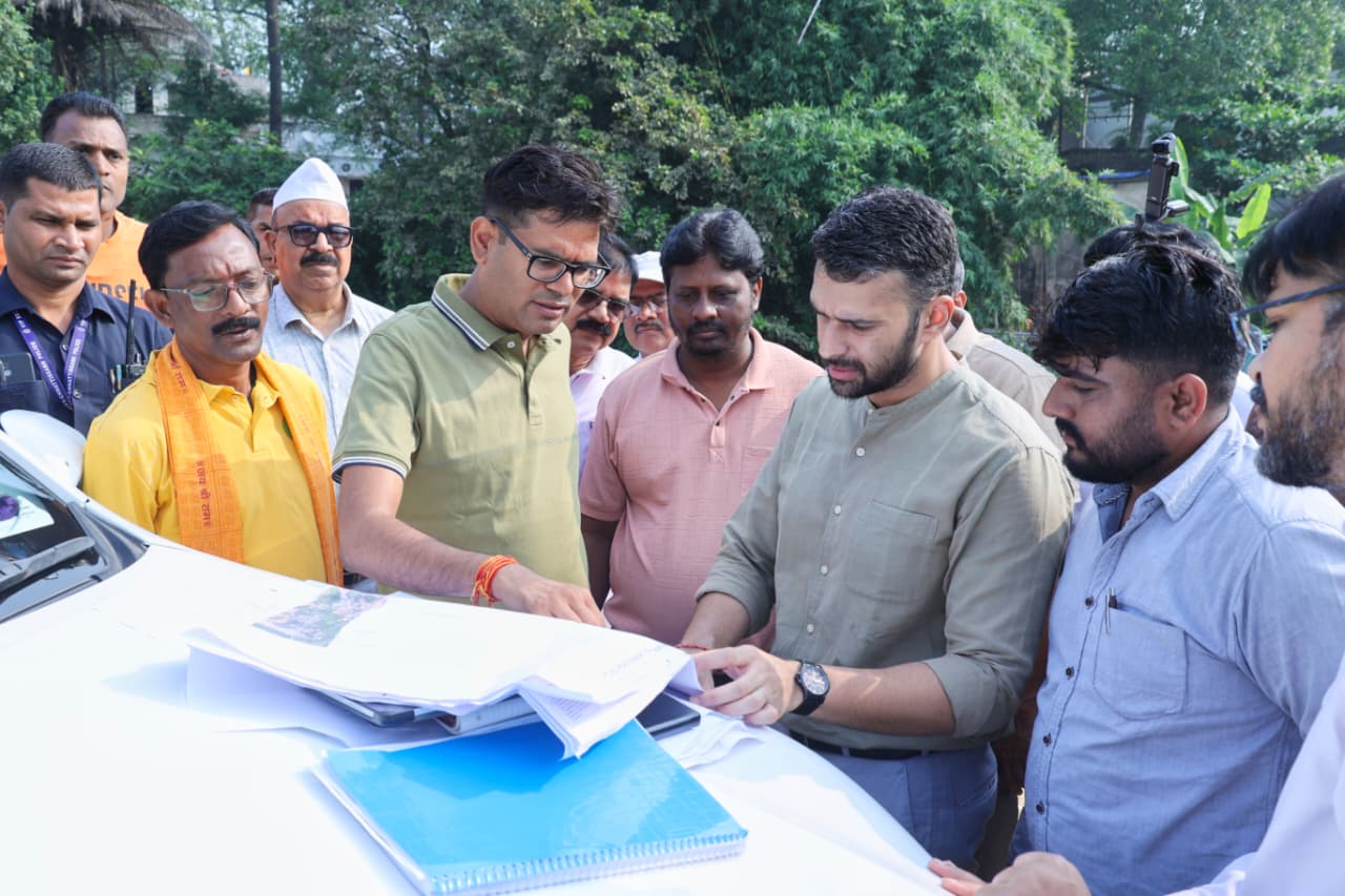 Development Works Review: रायगढ़ के विकास कार्यों में नहीं चलेगी कोई देरी, वित्त मंत्री ओ.पी. चौधरी ने कैनाल लिंक रोड, स्टेडियम और ऑक्सीजोन का किया औचक निरीक्षण