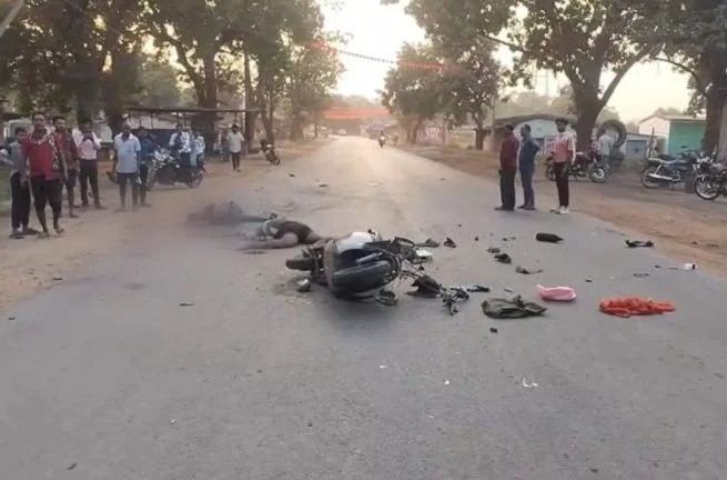 विजयादशमी की खुशियां मातम में बदलीं, अज्ञात भारी वाहन की चपेट में आने से स्कूटी सवार चाचा-भतीजे की दर्दनाक मौत