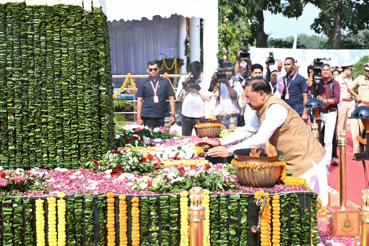 Police Commemoration Day: पुलिस स्मृति दिवस पर सीएम विष्णु देव साय ने अमर शहीदों को दी श्रद्धांजलि, कहा- जवानों के बलिदान से बस्तर में आई शांति और सुरक्षा