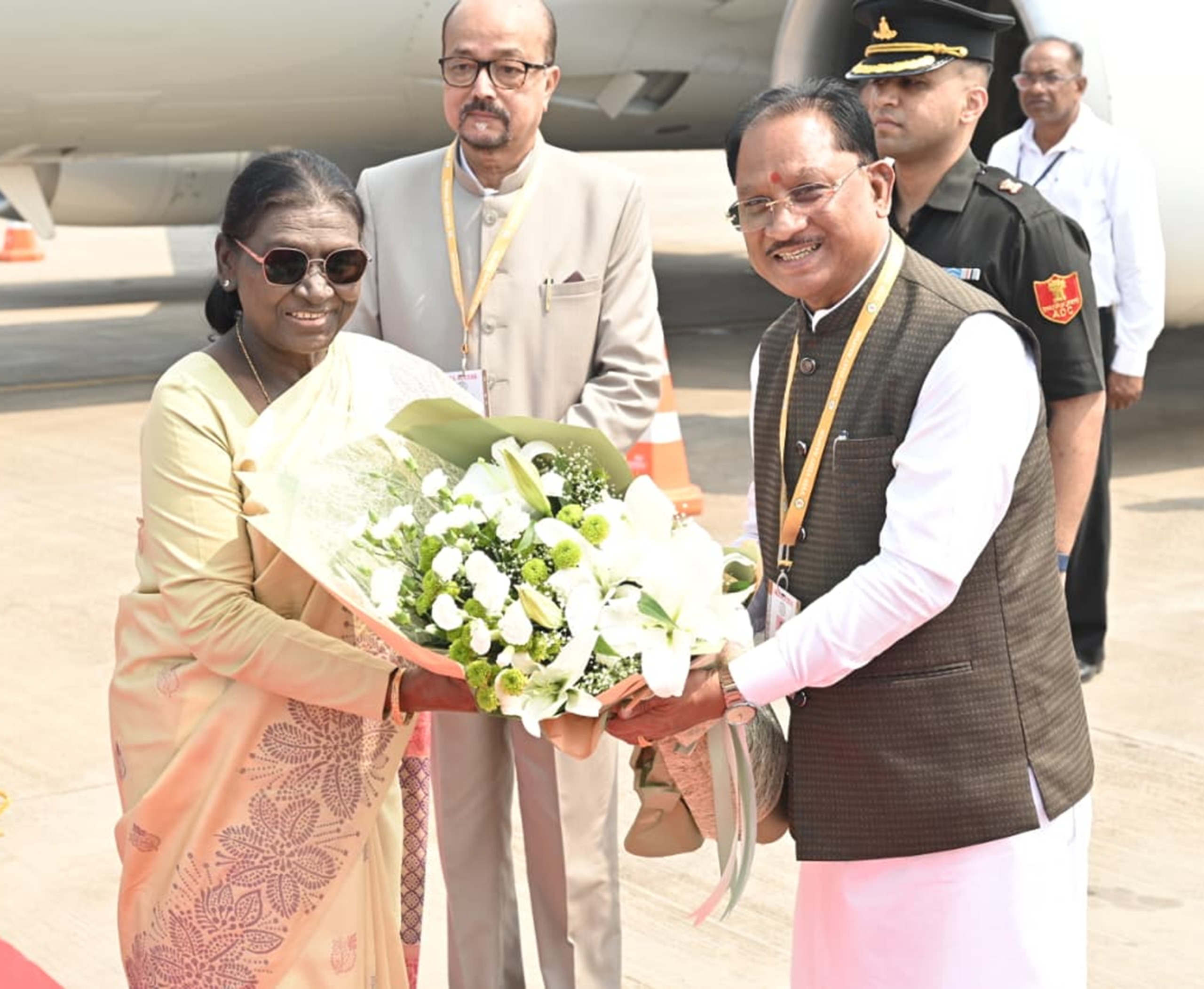 President Droupadi Murmu Chhattisgarh Visit: राष्ट्रपति द्रौपदी मुर्मु का रायपुर पहुंचने पर जोरदार स्वागत, राज्यपाल और सीएम विष्णु देव साय ने की अगवानी