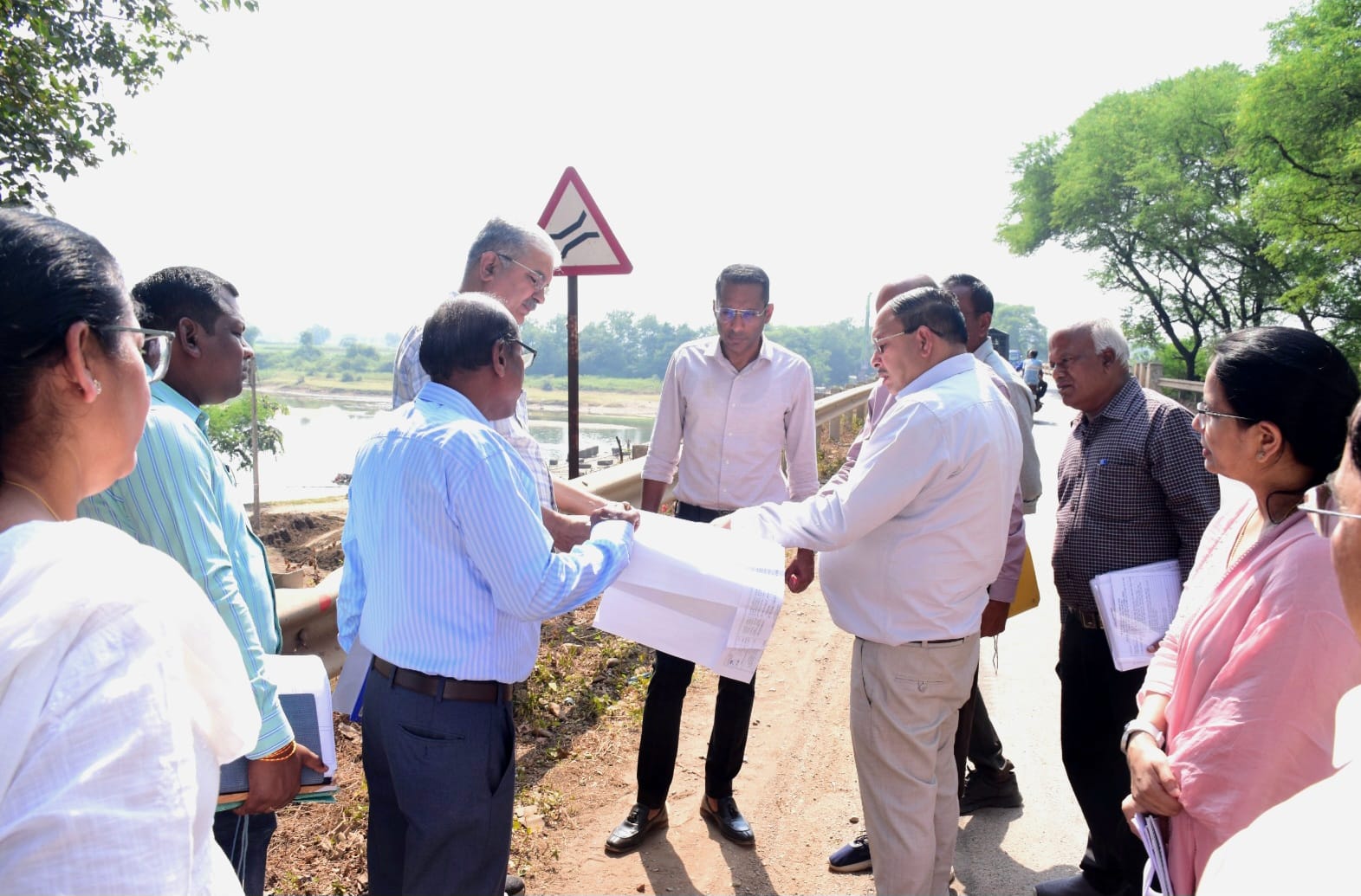 PWD Secretary Inspection: पीडब्ल्यूडी सचिव मुकेश कुमार बंसल ने राजनांदगांव में सड़कों और निर्माण कार्यों का किया औचक निरीक्षण, गुणवत्ता में लापरवाही पर जताई कड़ी नाराजगी