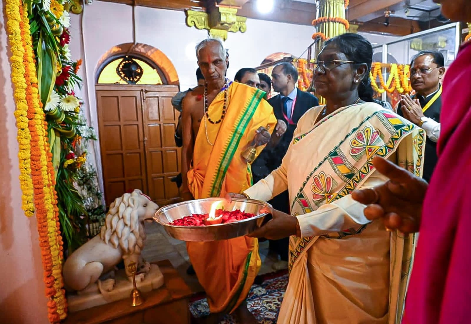 President Droupadi Murmu Bastar Visit: राष्ट्रपति द्रौपदी मुर्मु ने जगदलपुर में की बस्तर की आराध्य देवी माँ दंतेश्वरी की पूजा-अर्चना, देशवासियों की सुख-समृद्धि की कामना