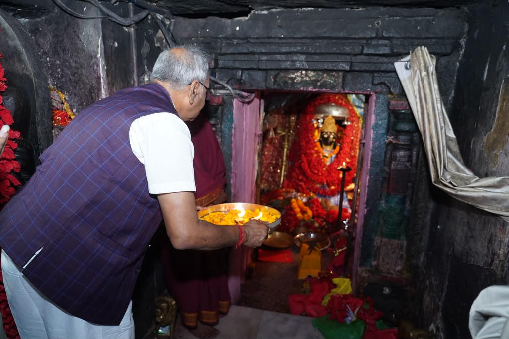 Brijmohan Agarwal Bastar Tour: सांसद बृजमोहन अग्रवाल ने मां दंतेश्वरी के दरबार में टेका माथा, जगदलपुर में मंत्री केदार कश्यप और सांसद महेश कश्यप से की मुलाकात