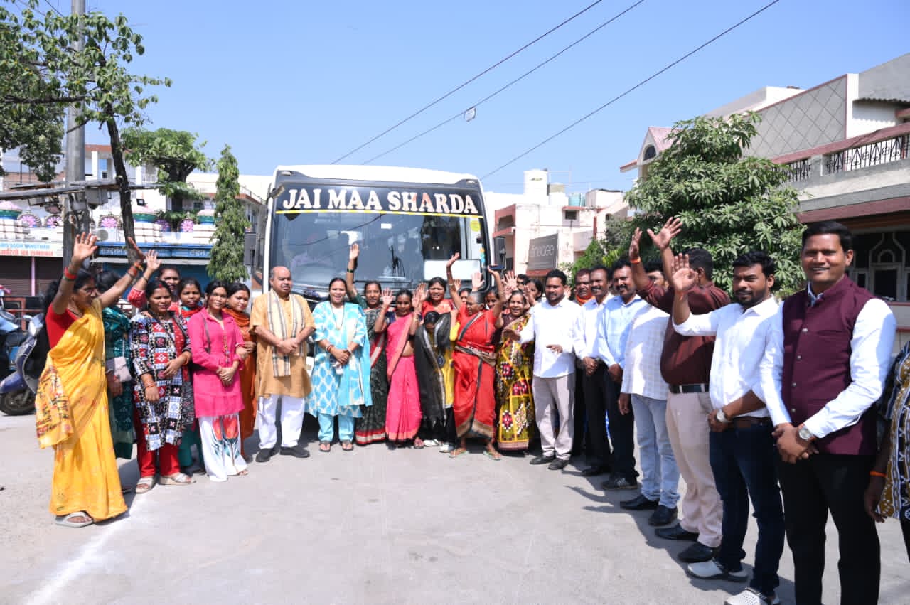 Mata Jatmai Ghatrani Darshan: विधायक पुरन्दर मिश्रा ने रायपुर से मातृशक्तियों को माँ जतमई और माँ घटारानी के दर्शन के लिए किया रवाना