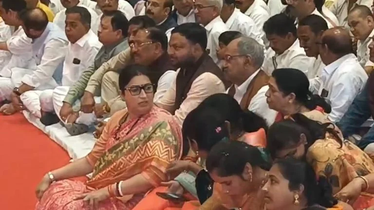 Smriti Irani Raipur Visit: छत्तीसगढ़ पहुंचते ही स्मृति ईरानी का कार्यकर्ताओं को सख्त संदेश, कहा- बिना बुलाए कार्यालय न आएं, अपने बूथ पर करें काम