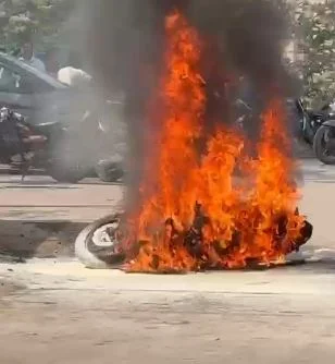 Korba Bike Fire News: कोरबा में गैरेज में रिपेयरिंग के दौरान बाइक में लगी भीषण आग, किक मारते ही उठी चिंगारी से जलकर खाक