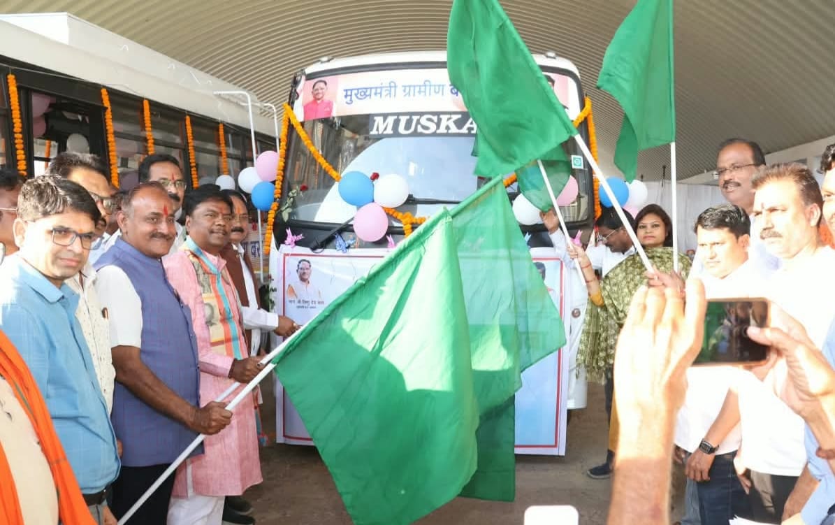 Mukhyamantri Grameen Bus Yojana: कांकेर में परिवहन सुविधा का विस्तार, केदार कश्यप ने दो नए मार्गों पर हरी झंडी दिखाकर शुरू की बस सेवा