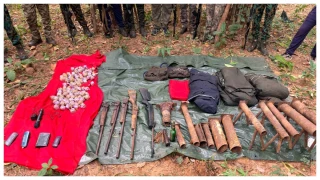 Gadchiroli Maoist Plot Foiled: छत्तीसगढ़-महाराष्ट्र सीमा पर नक्सलियों की बड़ी साजिश नाकाम, माओवादियों के गुप्त ठिकाने से भारी मात्रा में हथियार और विस्फोटक बरामद