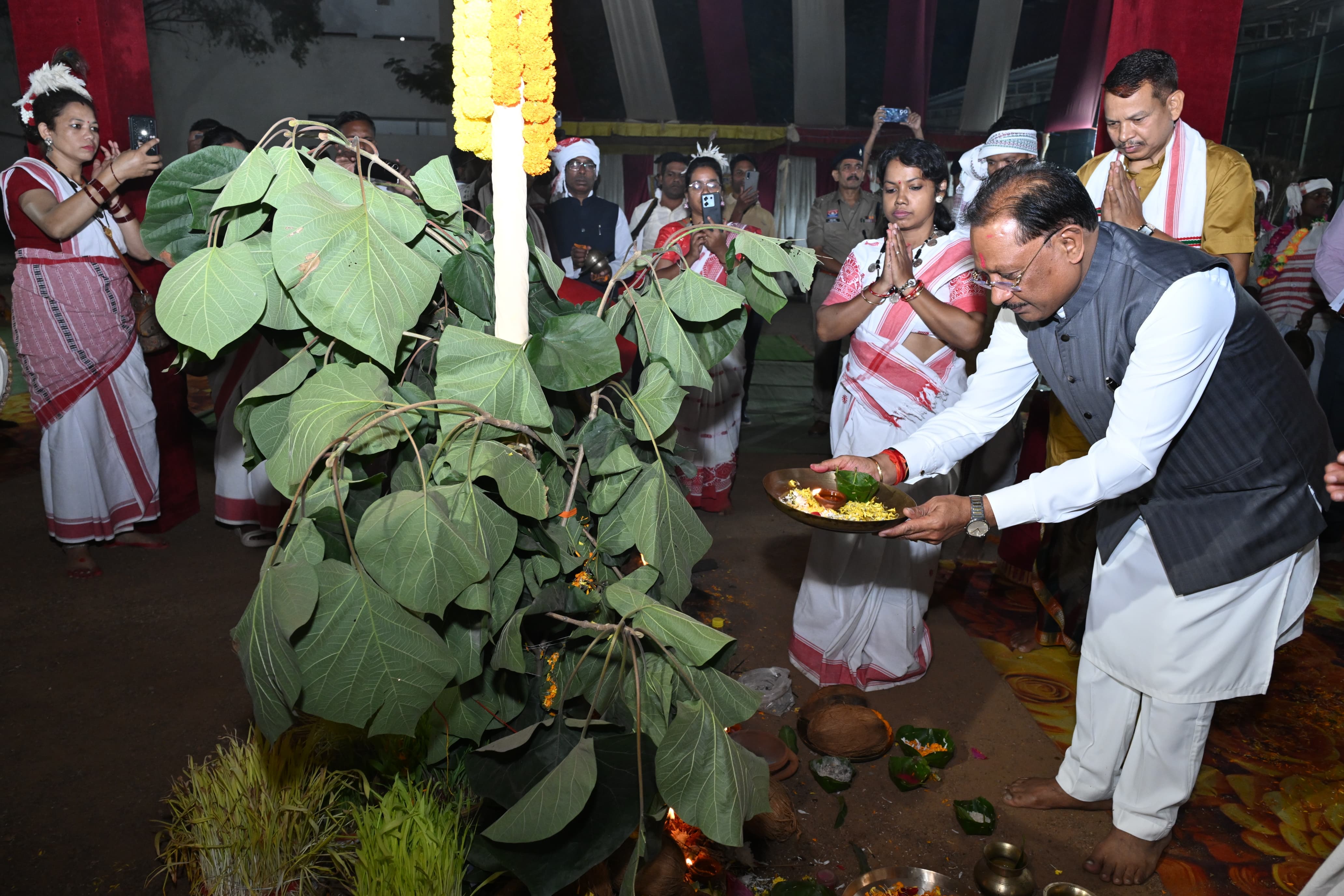 Karam Puja Parab 2026: सीएम विष्णु देव साय ने की करम राजा की पूजा-अर्चना, रायपुर के गनोद गांव में उरांव समाज के लिए 50 लाख से सामुदायिक भवन बनाने की घोषणा