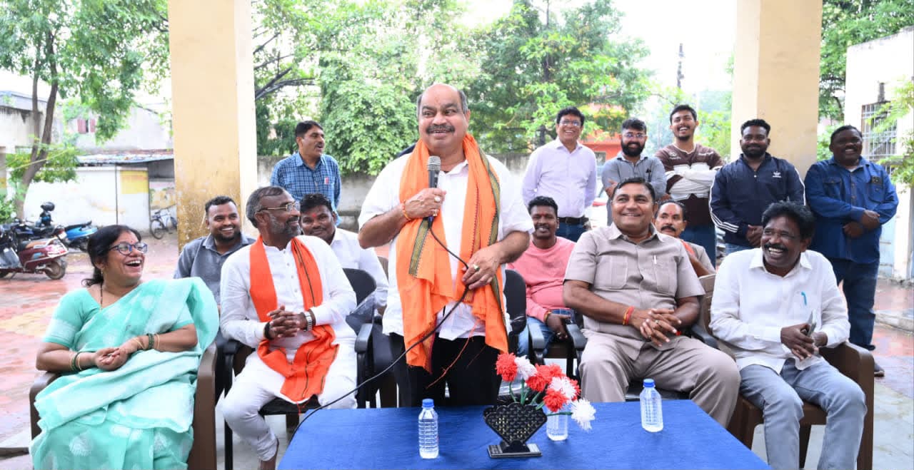 Swami Atmanand School Raipur: त्रिमूर्ति नगर स्कूल में शेड निर्माण कार्य का विधायक पुरन्दर मिश्रा ने किया भूमिपूजन, विद्यार्थियों को मिलेंगी बेहतर सुविधाएं