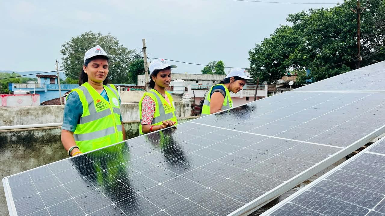Dweepti Yojana Chhattisgarh: छत्तीसगढ़ की 801 महिलाएं बनेंगी 'सोलर दीदी', द्वीप्ति योजना से ग्रामीण महिलाओं को मिल रहा ऊर्जा उद्यमी का नया स्वरूप