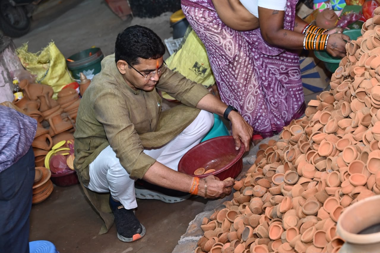 Vocal for Local Diwali 2026 : स्थानीय कारीगरों की मेहनत से रोशन हो हर घर, स्वदेशी दीयों से मनाएं दीपावली - राजस्व मंत्री टंक राम वर्मा; पंडरी बाजार से खरीदे मिट्टी के दीये