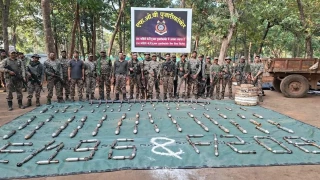Naxal Operation : बस्तर के पुजारी कांकेर जंगल में सुरक्षा बलों को बड़ी सफलता, माओवादी डंप से 143 राउंड बैरल ग्रेनेड लॉन्चर (BGL) बरामद